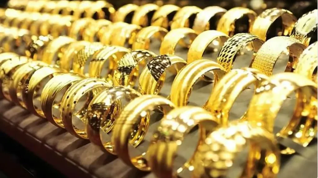 تزاحم كبير على محلات الذهب في جدة مع تسابق المواطنين للشراء لسبب غامض